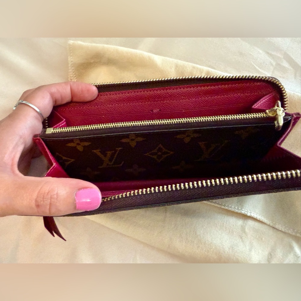 Louis Vuitton Monogram Canvas Zippy Wallet - Picture 9 of 11